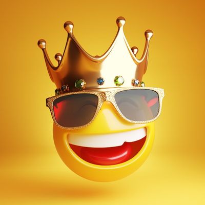 laechelnder-emoji-mit-goldener-sonnenbrille-und-einer-koeniglichen-krone-3d_286925-126.jpg